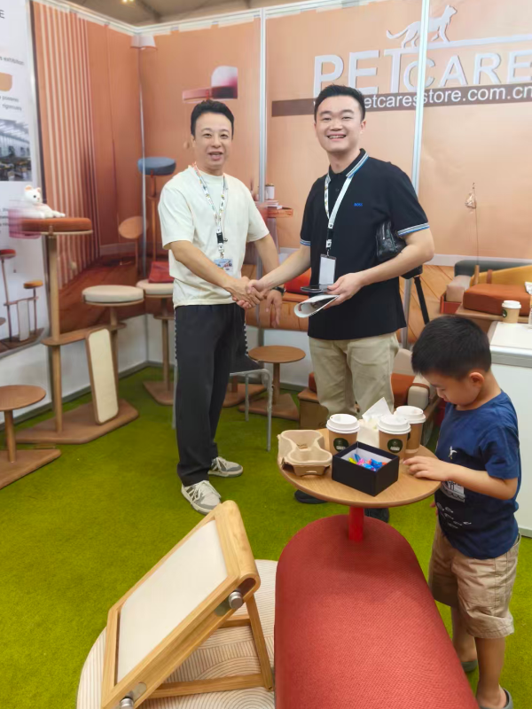 Supporting Stray Cats at IIPE 2025 – Youwei’s Contribution to Animal Welfare